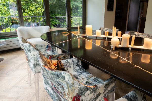 plateau en silestone et chaises Kartell